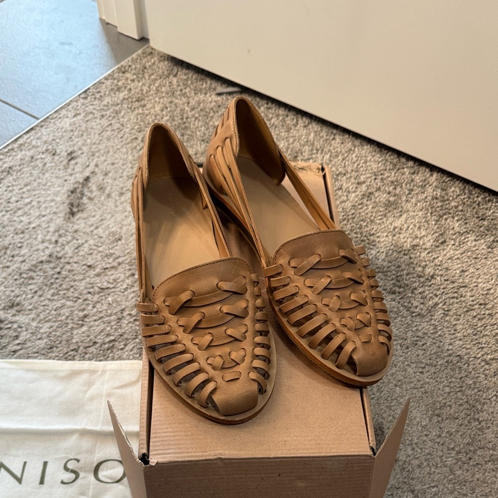 NIB Nisolo Leather huarache sandals Almond W11